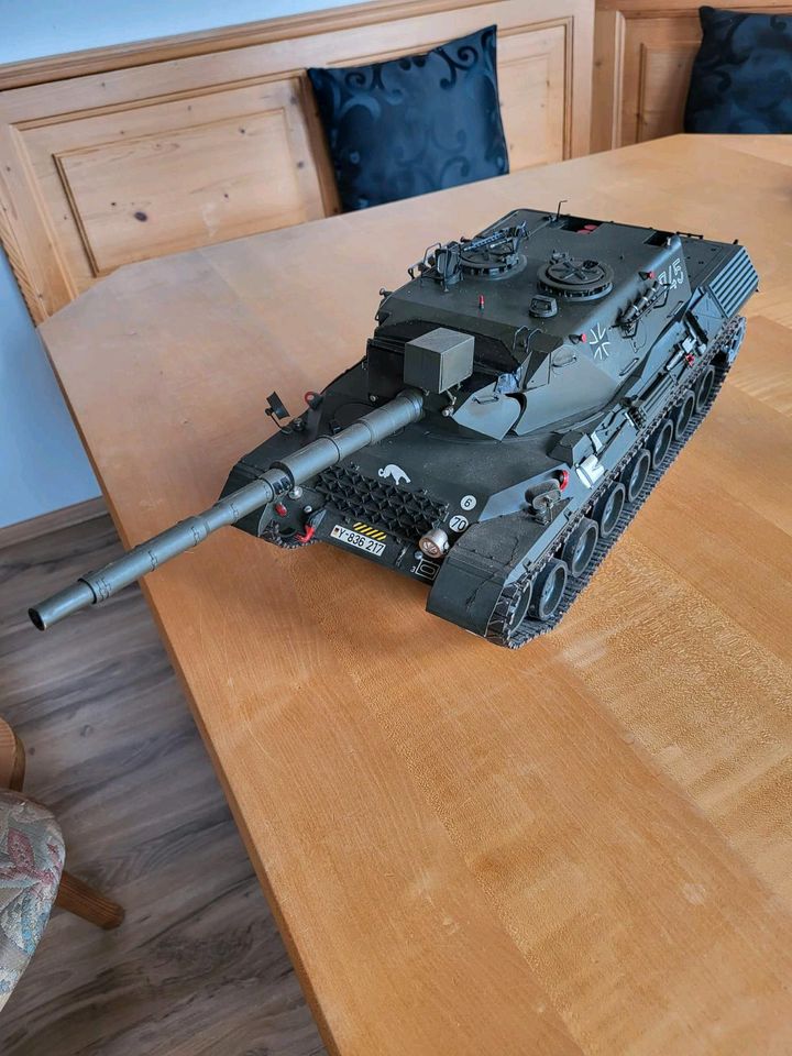 Tamiya Leopard 1 A4 Panzer Modell 1:16 Vitrinen Modellbau in Merkendorf