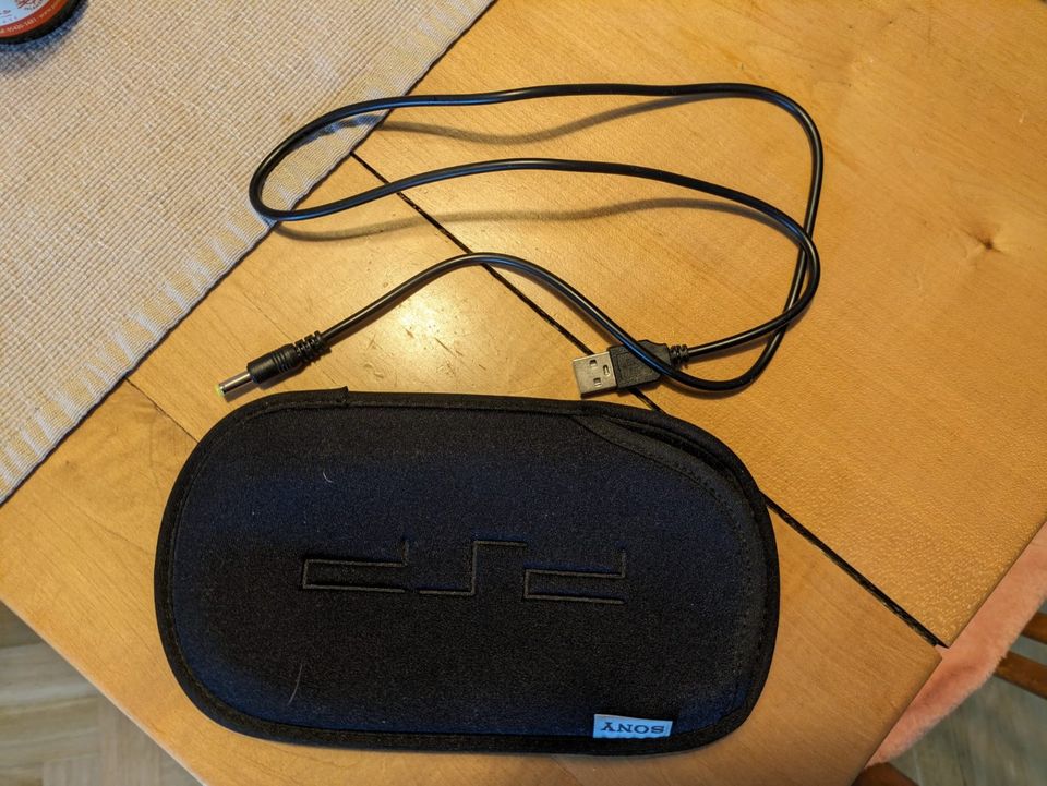 Sony Playstation Portable PSP-1004 Konsole schwarz mit 4 Spielen in München