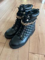 NEU Guess Boots Größe 40 - Schwarz mit Goldkette Baden-Württemberg - Frickenhausen Vorschau