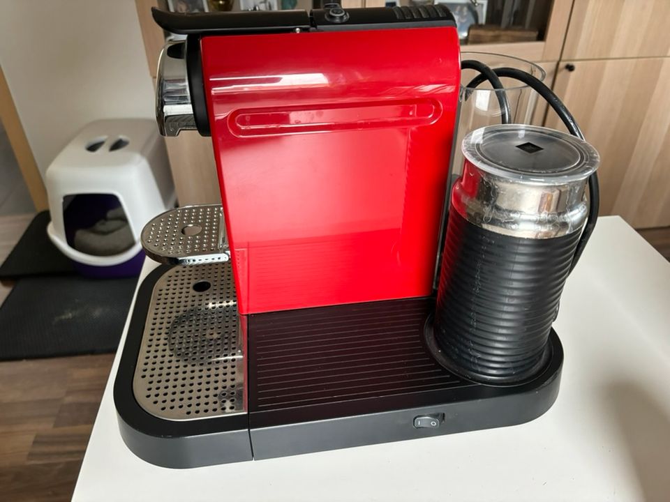 Nespresso Orginial Kaffeemaschine mit Milchaufschäumer in Gladbeck