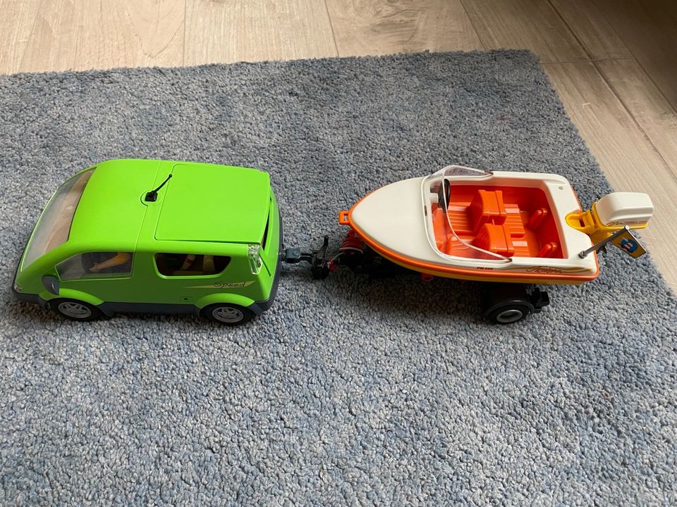 Playmobil Familie mit Auto und Boot incl. Anhänger in Lauf