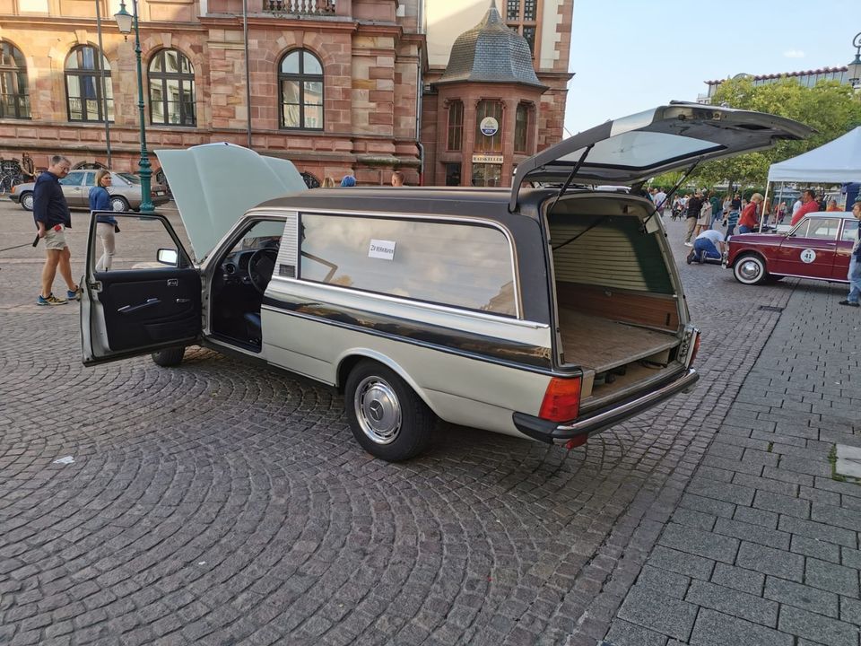 Mercedes W123 Leichenwagen Oldtimer -H- in Waldalgesheim