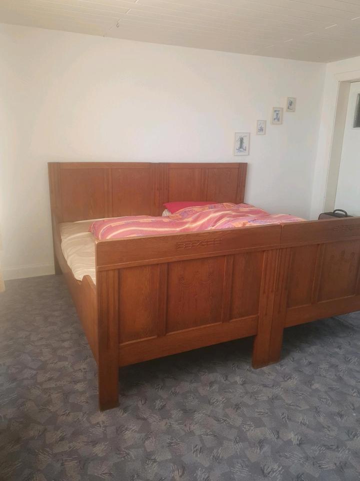 Sehr alt, massiv Holzbett  verziert  Doppelbett o. 2 Einzelbetten in Grebenau