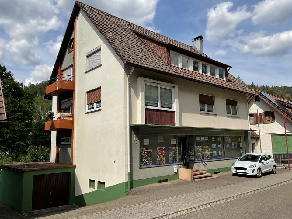 Preisgünstiges Mehrfamilienhaus mit Gewerbefläche. Vielfältige Nutzungsmöglichkeiten. in Baiersbronn