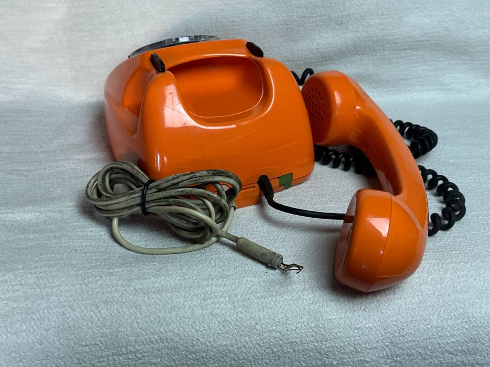 Wählscheibentelefon FeTAp 611-2 orange in Berlin