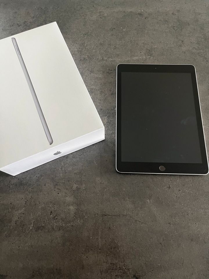 Apple iPad 6th Generation 2018 32 GB mit Apple Pencil in Hamburg