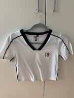 Weißes V Neck cropped Shirt mit Nummer 19 Print Bayern - Aschaffenburg Vorschau