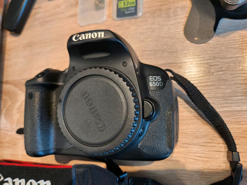 Canon EOS 650D, Spiegelreflexkamera mit viel Zubehör in Habach