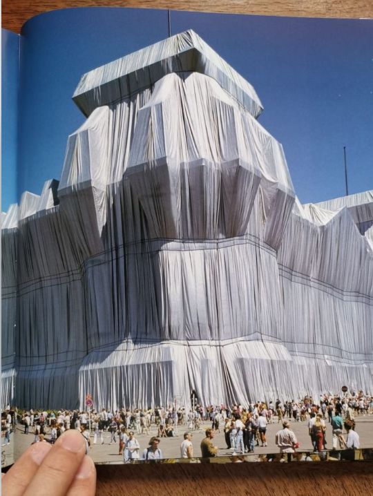 CHRISTO AND JEANNE-CLAUDE. WRAPPED REICHSTAG. BERLIN 1971–1995 in Berlin