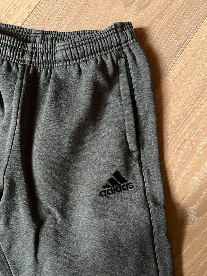 Adidas Jogginghose grau gefüttert Gr. 164 in Rödermark