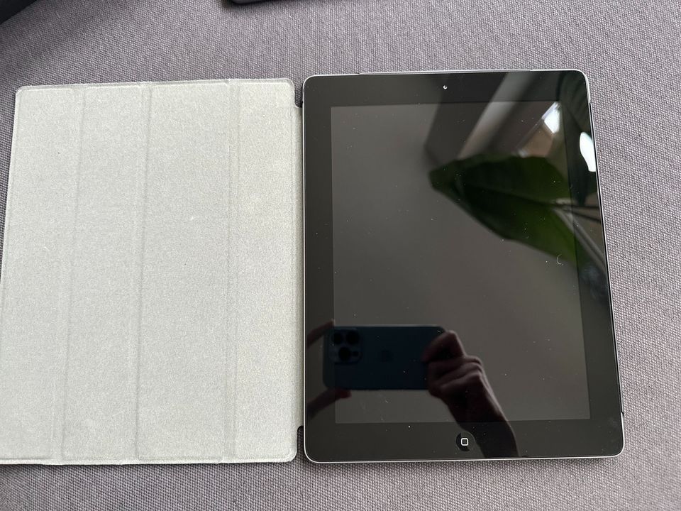 Apple iPad 4 16 GB inkl. Ladekabel und Cover in Stuttgart