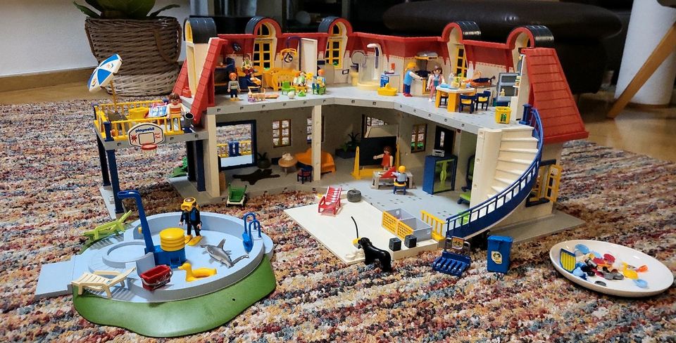 Playmobil Haus 3965 plus Erweiterung und Pool in Wiesbaden