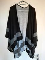 Kuscheliger Poncho schwarz/hellgrau Gr. M/L Kr. München - Höhenkirchen-Siegertsbrunn Vorschau