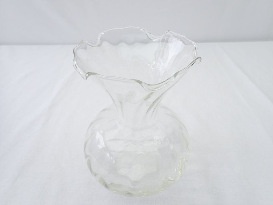 alte Vase Glas transparent bauchig Wellenrand 16 cm hoch Ø 12 cm in Geldern