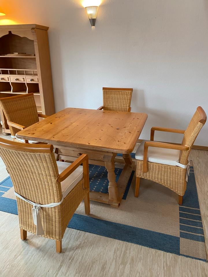 Esstisch, Bauerntisch, Echtholztisch mit Schublade, Stühle in Norden