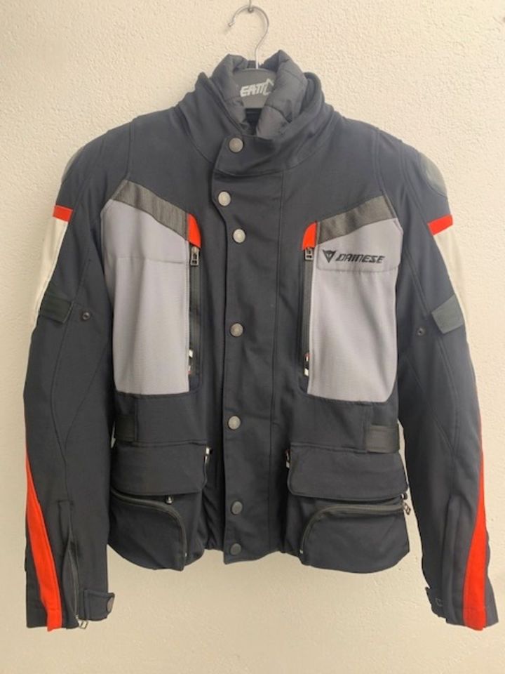 Motorradjacke Dainese in Perl