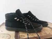 Sneaker schwarz mit Teddyfell gefüttert Gr.40 Niedersachsen - Wendeburg Vorschau