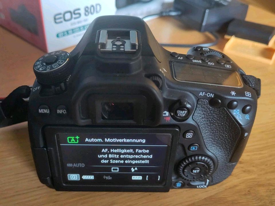 Canon EOS 80D Body + Ladegerät, 2 Akkus in Kelsterbach