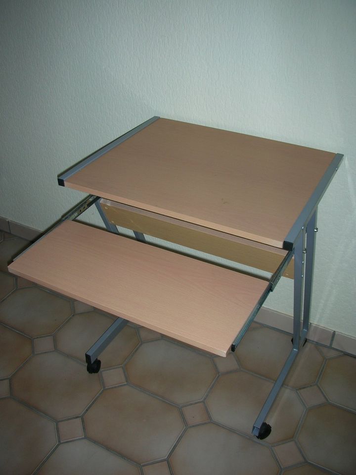 Computertisch - Schreibtisch - Laptop Tisch Platte ausziehbar. in Tholey