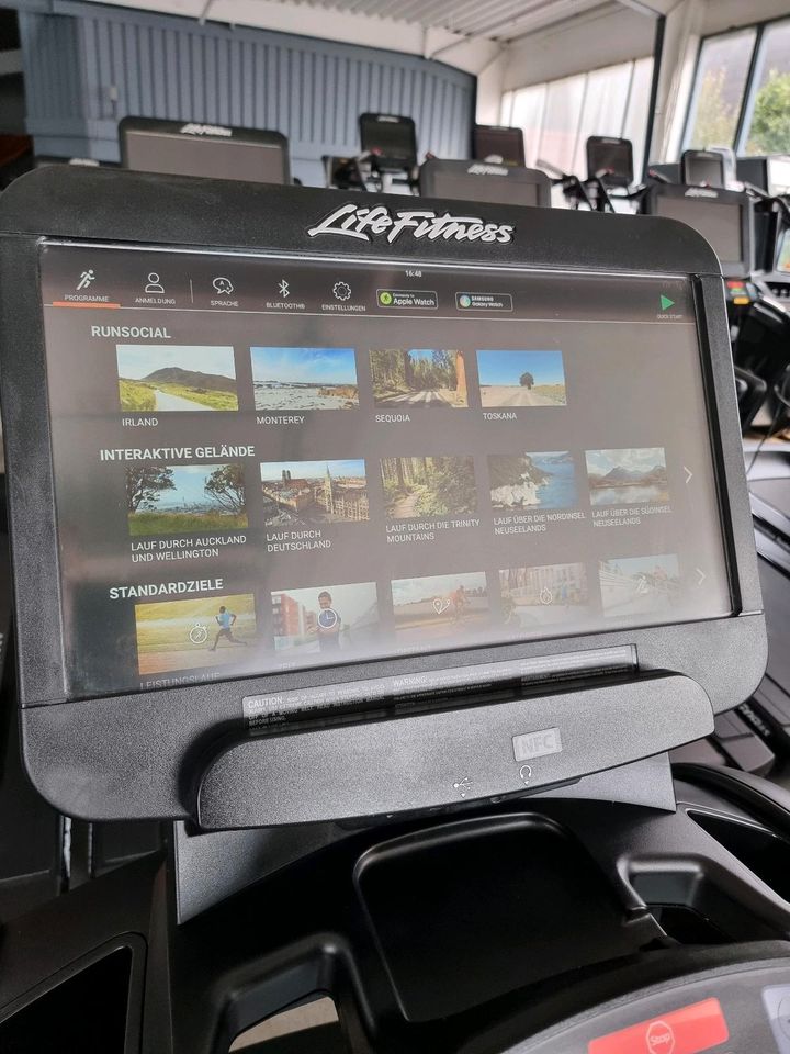 Life Fitness Laufband 95T Elevation Discover SE3HD Console !! in Detmold