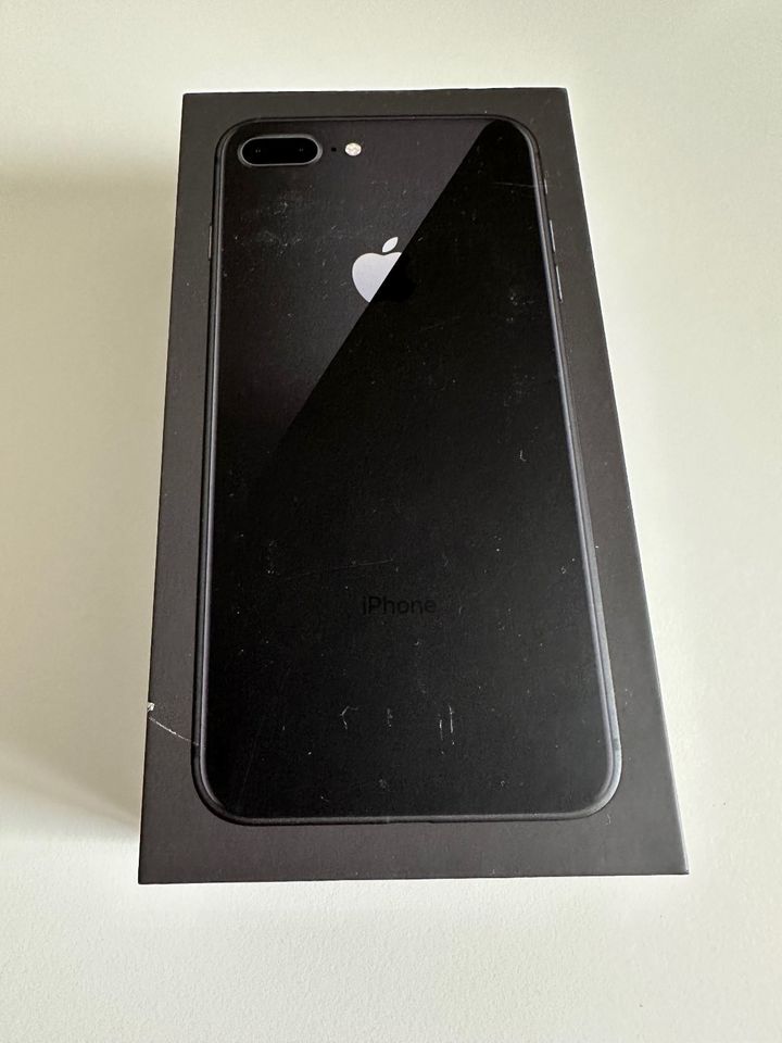 iPhone 8 Plus 64 Gb schwarz + neues Apple Silicone Case in Rastatt