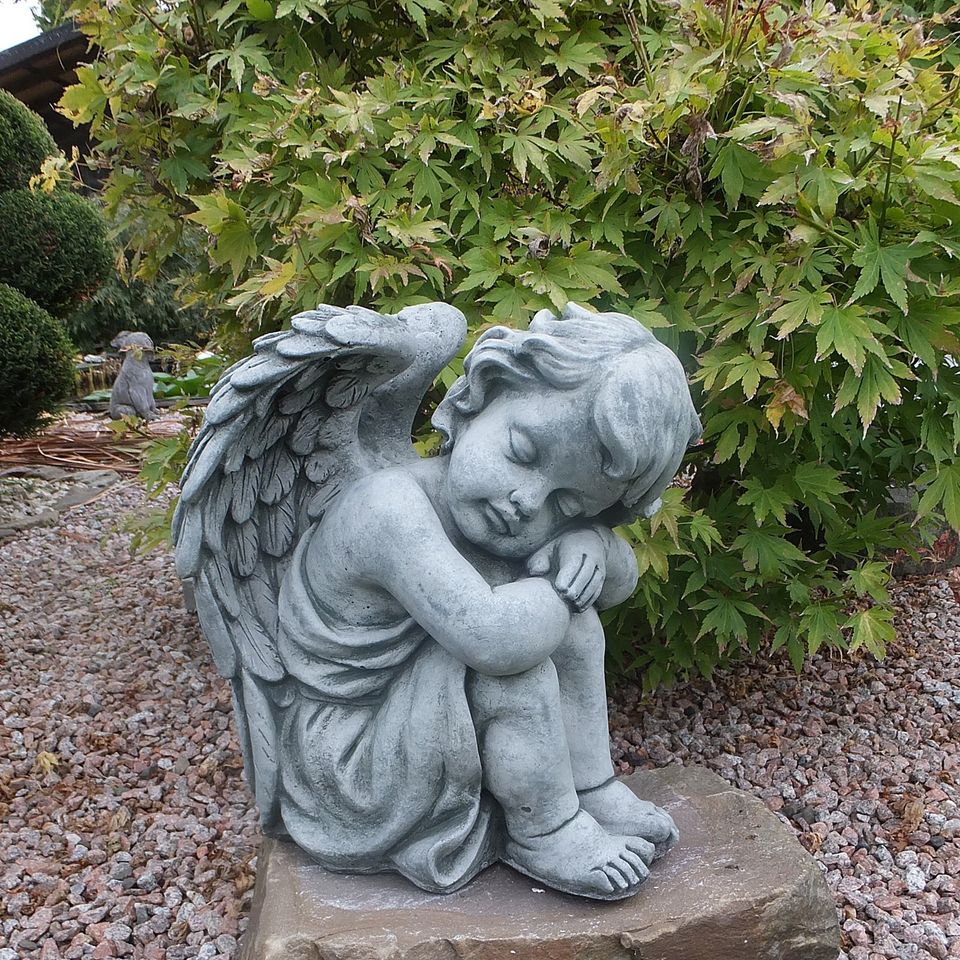 Steinfigur sitzender Engel Junge in Korschenbroich