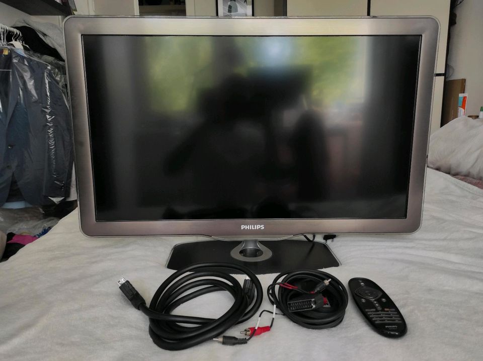 Fernseher Philips LED TV  32PFL7605H/12 mit Zubehör in Hamburg