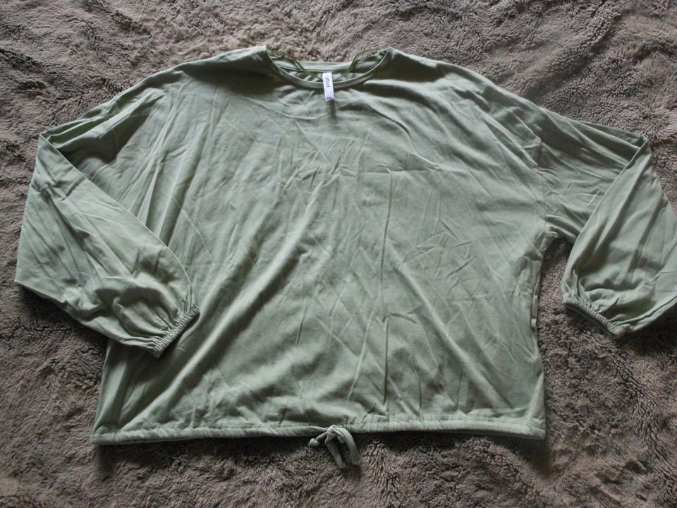 Paket Oberteile 16 Teile Größe ca. 46/48 Damen Jacke Pullis Shirt in Halstenbek