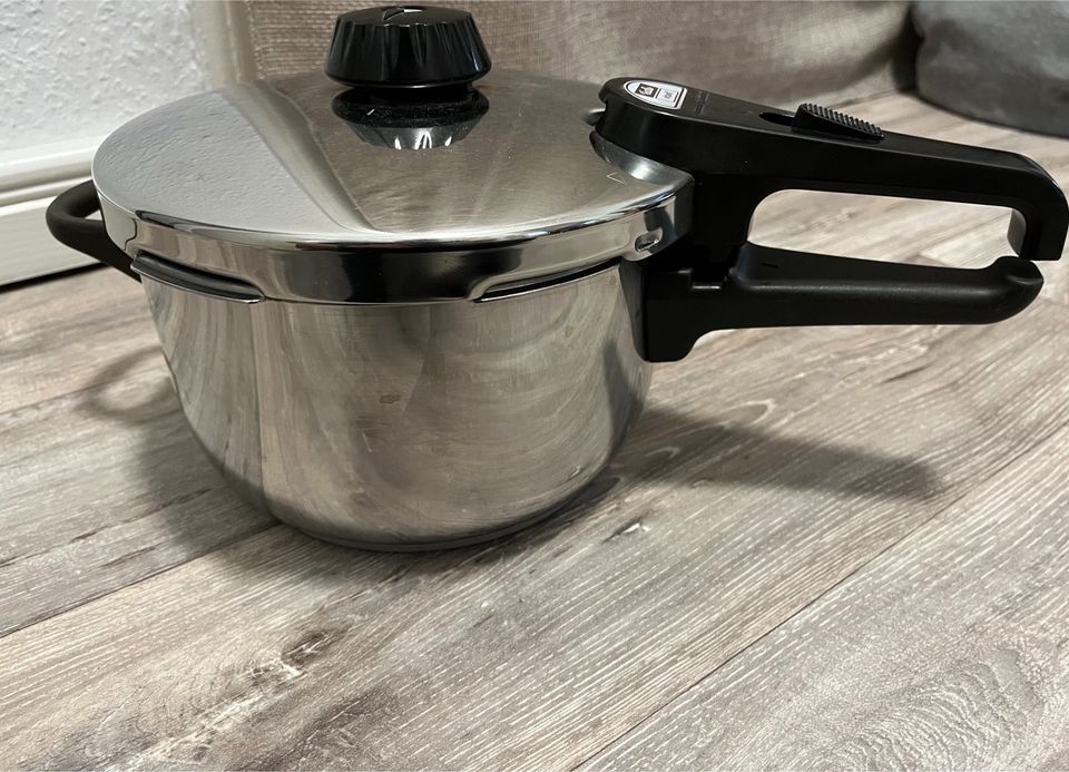 Schnellkochtopf von Fissler, Vitavit, 4,5 L, VB in Hameln