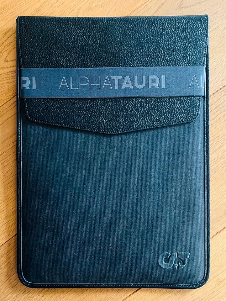 NEU UND UNBENUTZT: AlphaTauri Laptop-Sleeve aus feinstem Leder in Leipzig