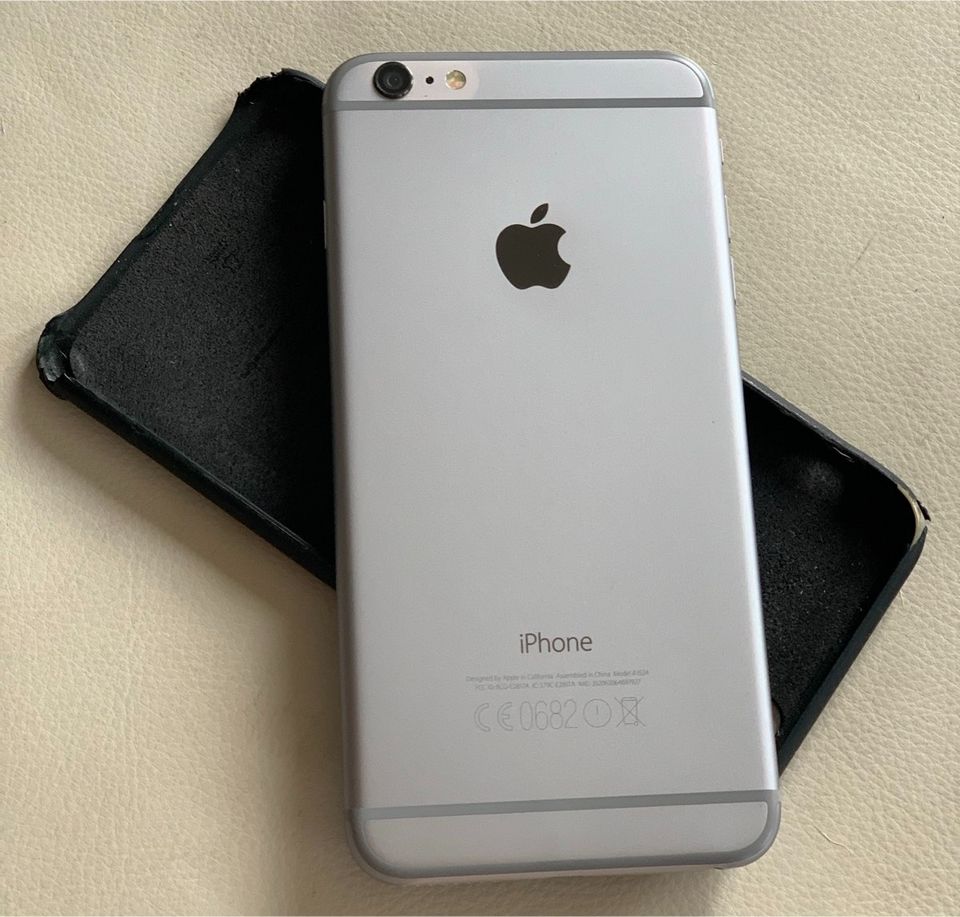 iPhone 6 Plus 128 GB silber inkl. Apple-Original-Hülle in Hanau