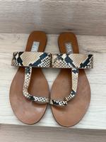 Zara Sandalen Flats Gr. 38 Snake Zehentrenner Berlin - Charlottenburg Vorschau