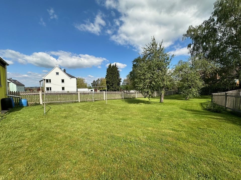 Farbenfrohes Ein-/Zweifamilienhaus in ruhiger Lage in Berg Oberfr.