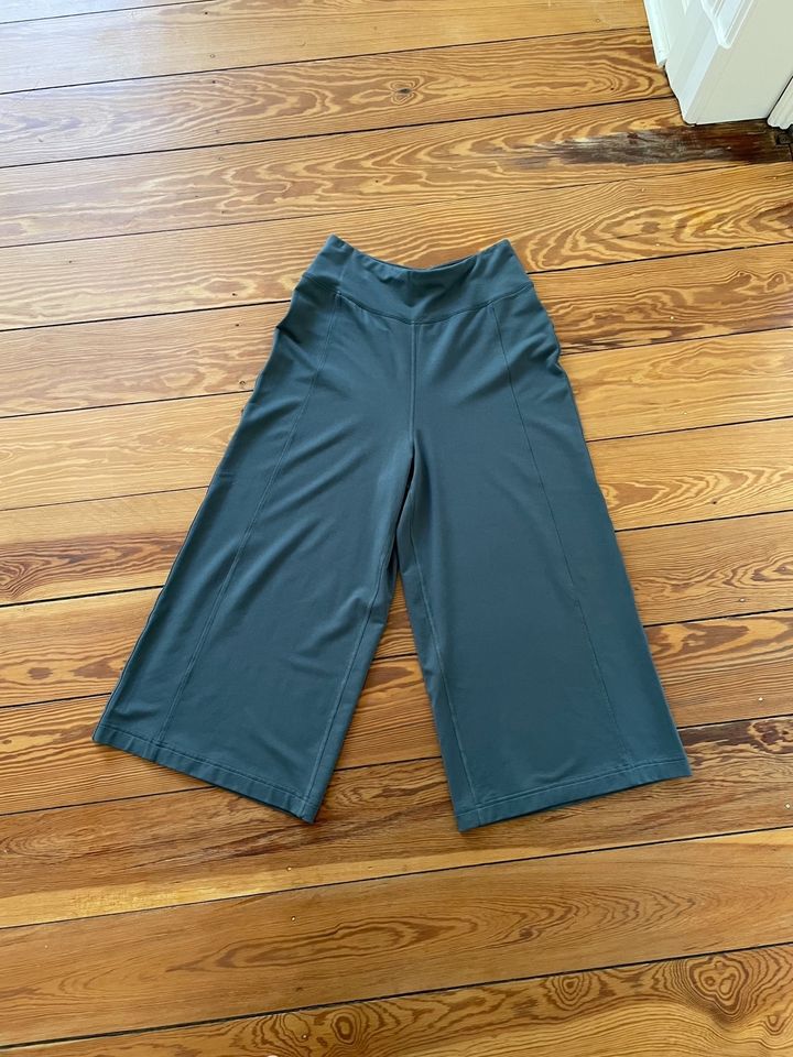 Neu! Lululemon Hose mit weitem Bein cropped grau grün Gr. S in Kiel