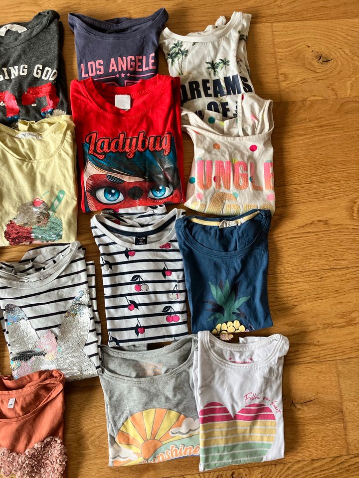 T-Shirts, Tops v.a. H&M, Gr. 134/140 in Großkarolinenfeld