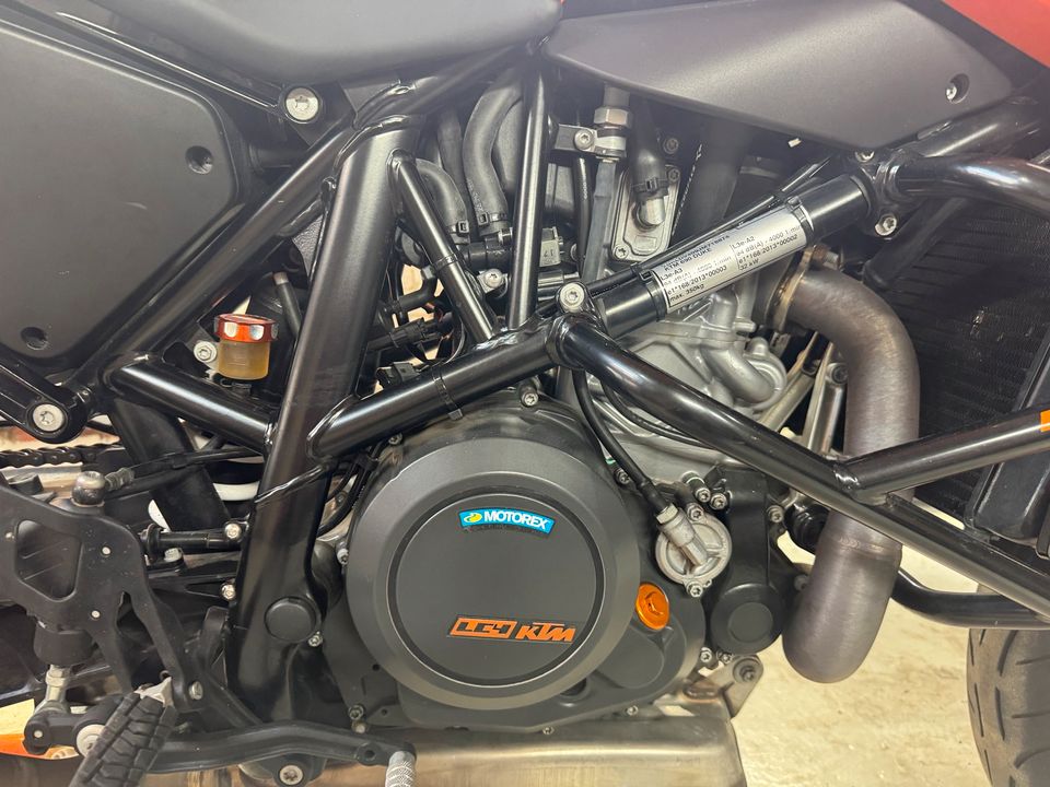 KTM 690 Duke R-Ausstattung - Akrapovic - Powerparts in Satuelle