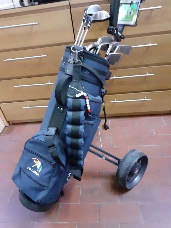 Golfbag mit Golftrolley und Zubehör in Solingen