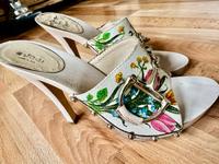 Gucci Pumps 39  Flower original Schuhe high Heels Sandale Niedersachsen - Wolfsburg Vorschau