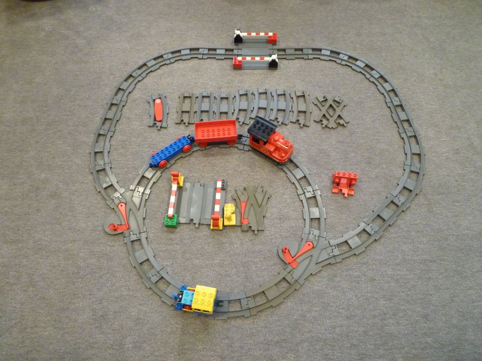 Lego Duplo Eisenbahn mit elektrischer Lok neuerer Bauart in Hamburg