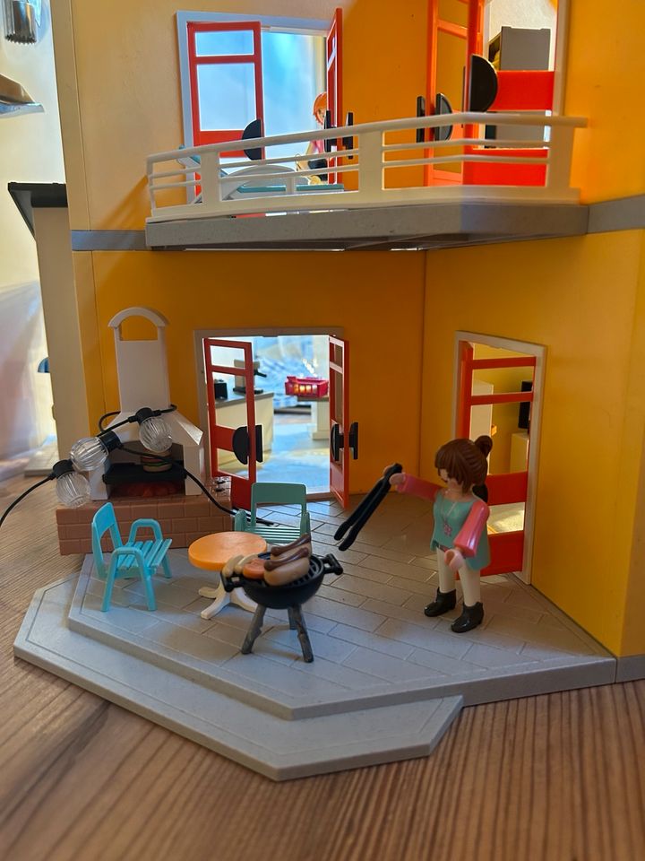 Playmobil City Life Haus mit viel Zubehör in Remscheid