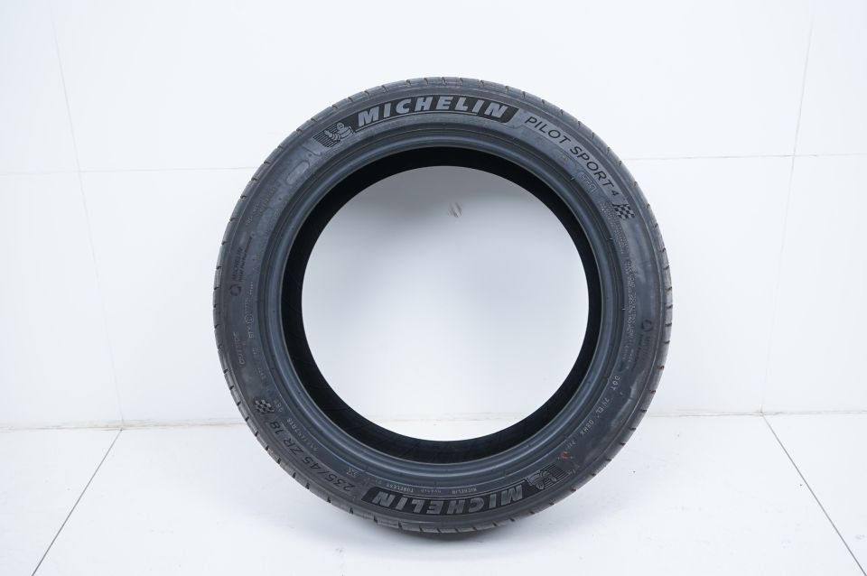 1 x Sommerreifen Michelin 235 45 18 Zoll DOT21 ca.8 mm in Ergolding