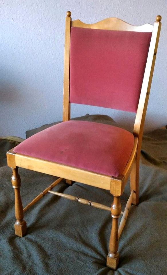 4 schöne alte Stühle abzugeben DDR retro Kult stabil Echtholz in Wilsdruff