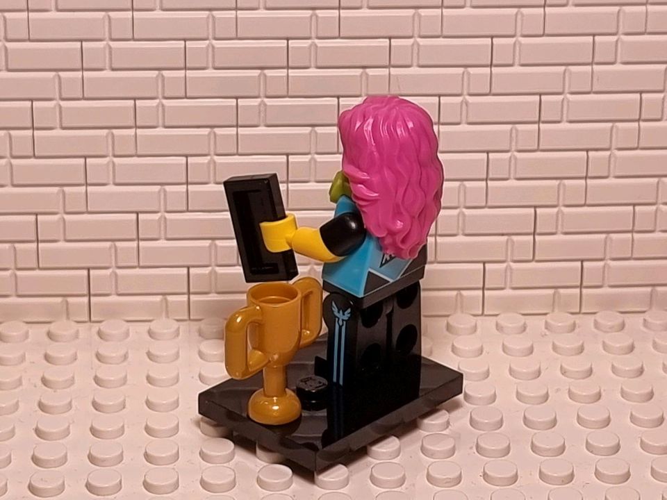 Lego Minifigur Gamerin pinke Haare mit Pokal in Mülheim (Ruhr)