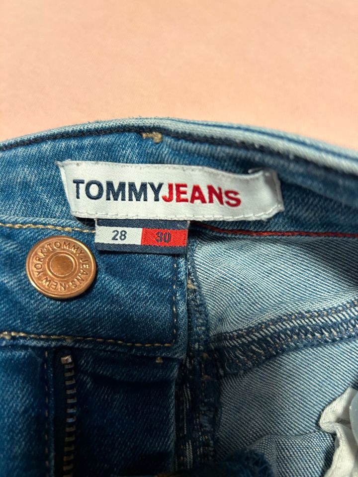 Tommy Hilfiger Damen Jeans 28/30 in Kropp