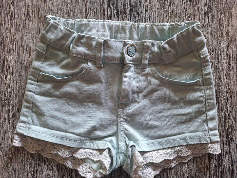 NEU H&M Hotpants (kurze Hose) mit Rüschen Größe 110 in Berlin