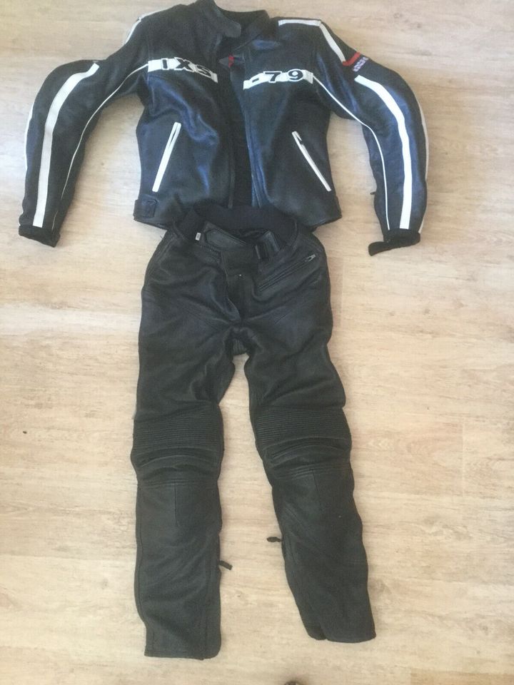 Lederkombi Jacke Gr. 40; Hose Gr.81; Stiefel Gr.39, Marke iXS in Hohnstorf (Elbe)