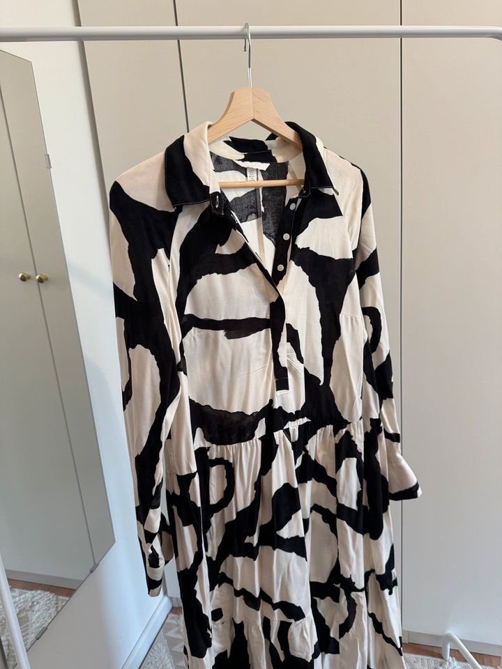 Schwarz/weiß gemustertes Kleid von H&M - Größe S in Lüdenscheid