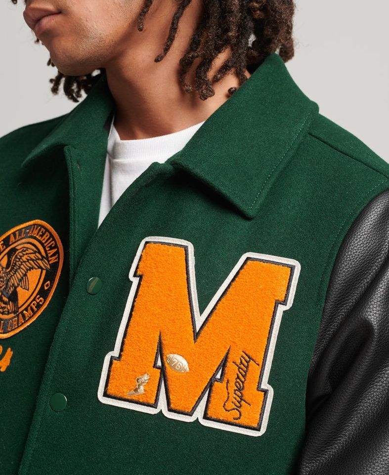 Superdry College Varsity Bomberjacke mit Aufnähern Emaillegrün in Köln