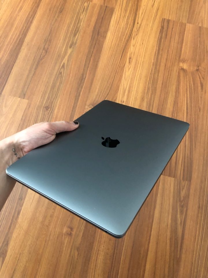 MacBook Pro 13 Zoll, Touchbar, 2019 in Nürnberg (Mittelfr)