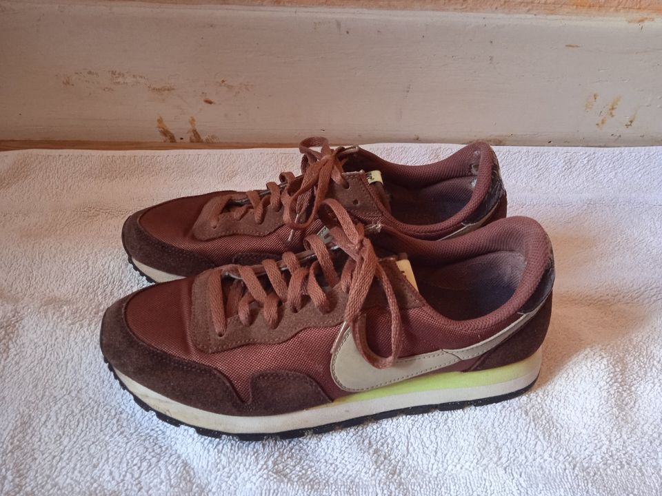 Nike Sneaker 44 in Rot: schick und gut erhalten in Bonn